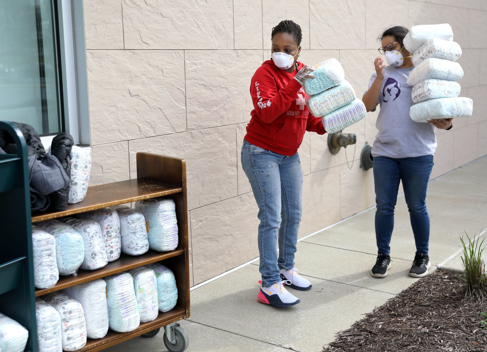 Free diapers and meals for kids given out at St. Louis County Libraries